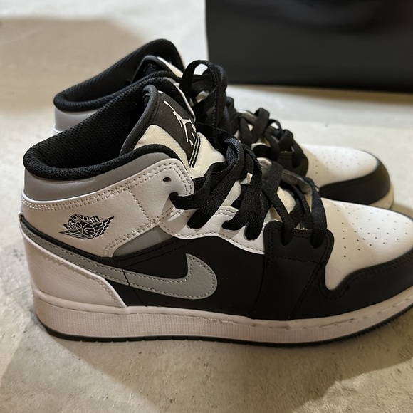 Jordan Air 1 Mid Black/White-Lt Smoke Grey Youth 554725 073 - Size 6Y - Picture 4 of 6